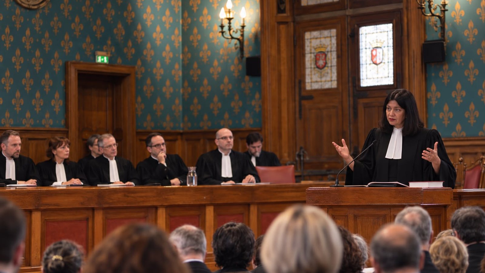 Maître Elyssa Kraïem plaidant à l'audience, en robe d'avocat